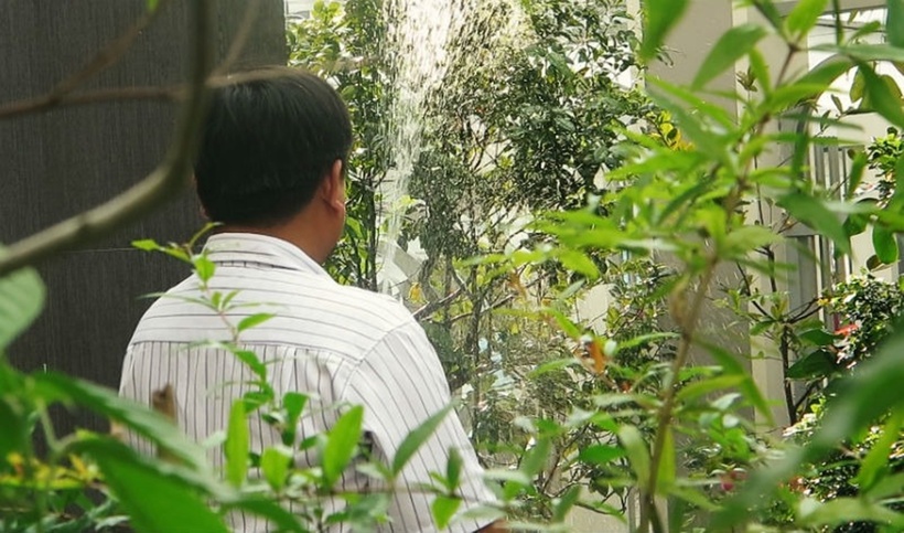 Anh D và vợ đã đi khắp nơi làm từ thiện để "giải tỏa" bớt những phiền toái sau khi trúng số. Ảnh minh họa