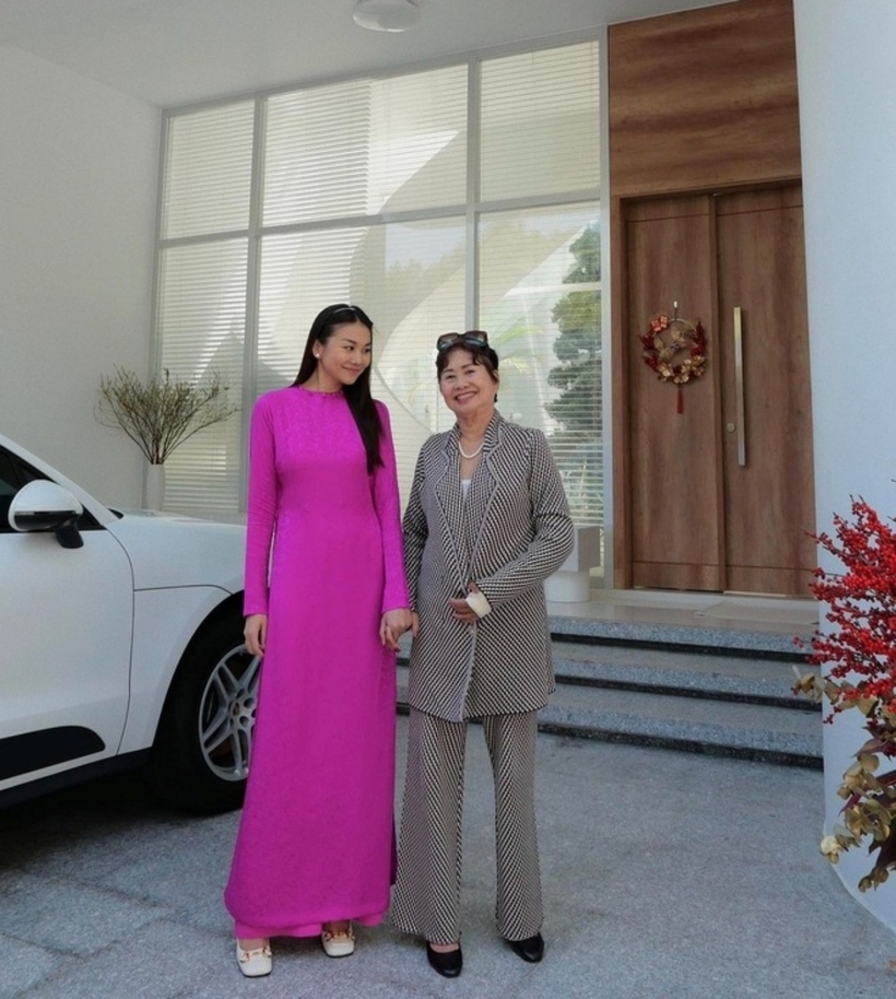 Bên ngoài biệt thự có khoảng sân rộng.