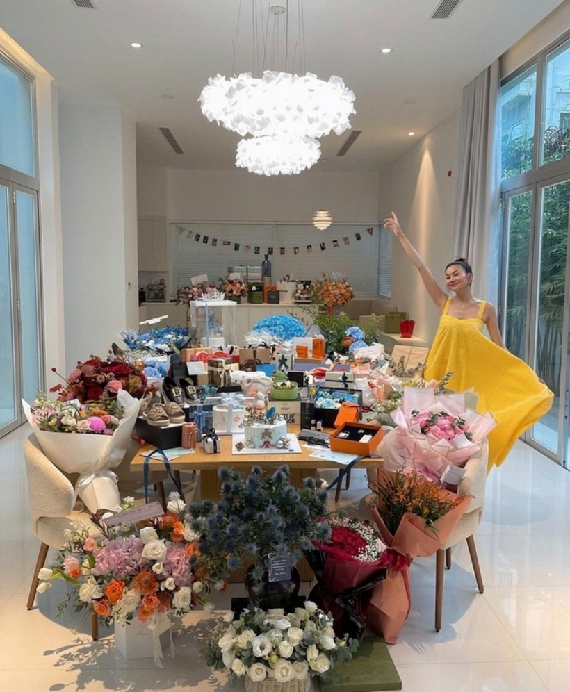 Phòng khách khá rộng, đủ không gian để chứa cả "núi quà" của Thanh Hằng.