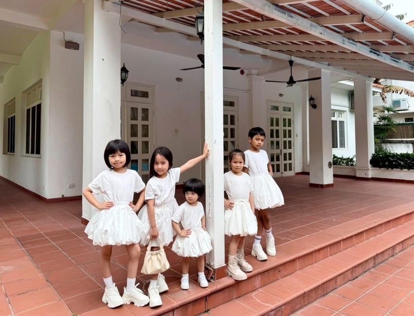 Hiên nhà khá rộng với thiết kế mái che bằng ngói đỏ, phảng phất đâu đó màu của thời gian, đem đến cảm giác bình yên.
