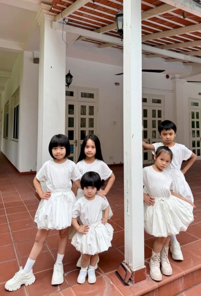 Phần hành lang dài, kết hợp với cửa kính lớn và cửa gỗ sơn trắng tạo vẻ ngoài cổ điển nhưng không kém phần sang trọng cho biệt thự.