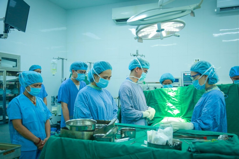 Giây phút các bác sĩ mặc niệm người hiến. Ảnh: Dân Việt