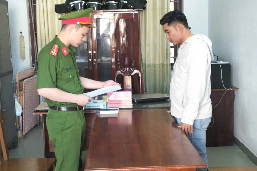Công an đọc lệnh khởi tố bị can Nguyễn Đình Kiên. (Ảnh: Công an huyện Núi Thành)