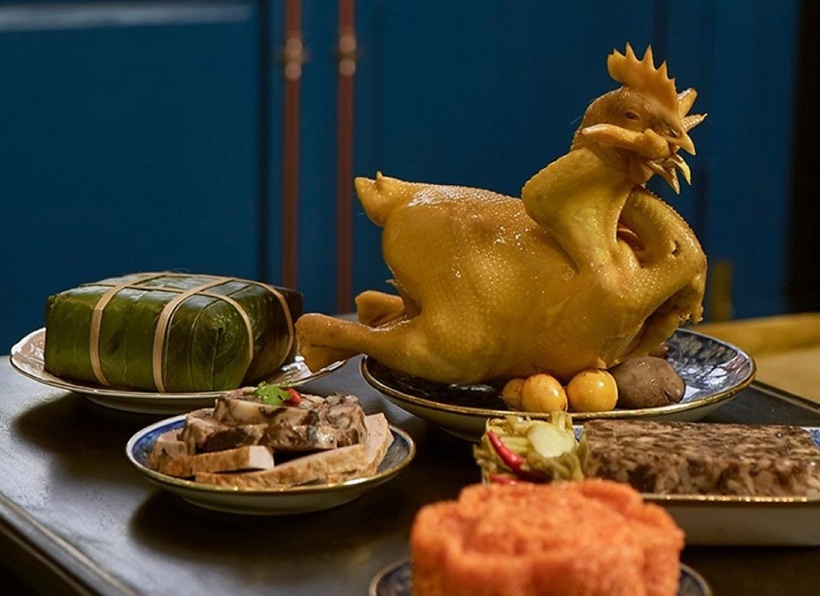 Thịt gà thường được chọn để cúng.