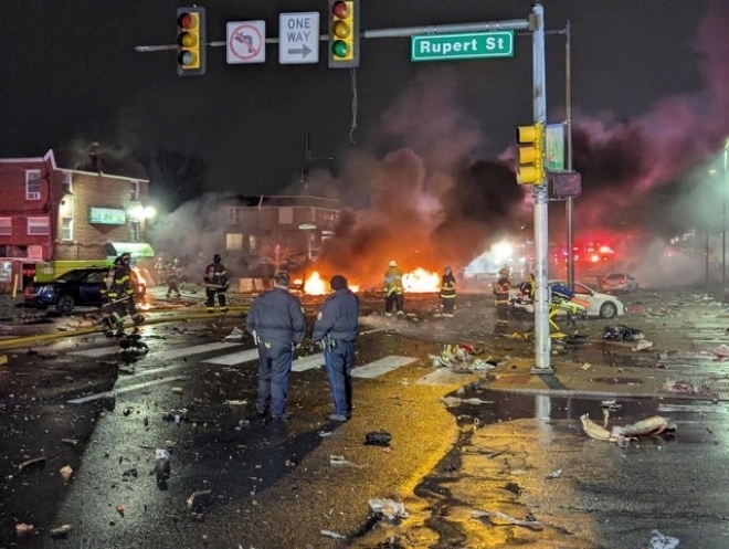 Hiện trường vụ rơi máy bay ở Philadelphia, Mỹ hôm 31/1. Ảnh: CBS News