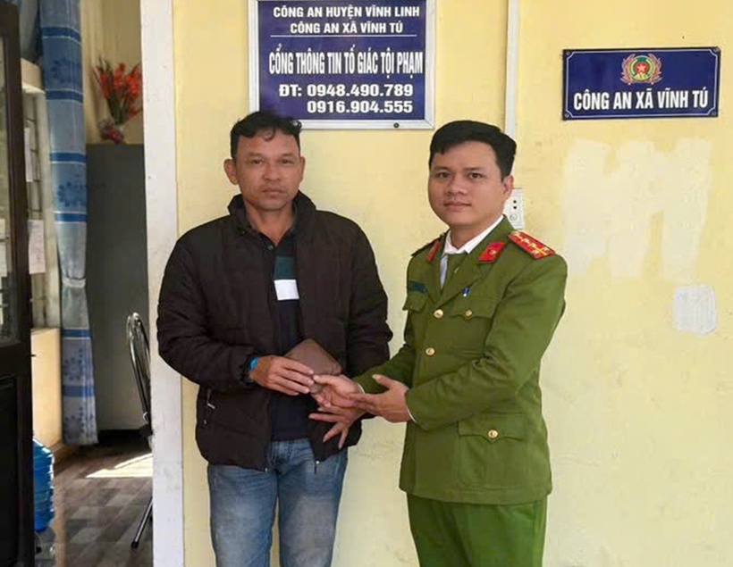 Công an xã Vĩnh Tú trả lại ví da và tiền cho người đánh rơi. (Ảnh: Tiền phong)