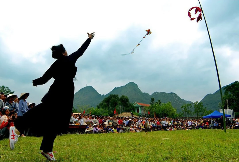 Ném còn không chỉ là trò chơi mà còn là dịp để các đôi nam nữ giao lưu với nhau