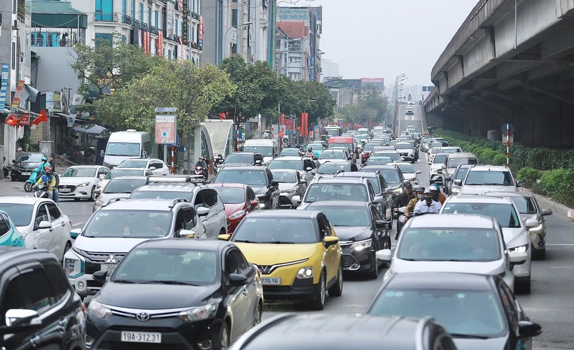 Theo ghi nhận trên VTC News, đến 17h cùng ngày, lượng người đổ dồn ra các khu vực cửa ngõ Hà Nội càng đông.