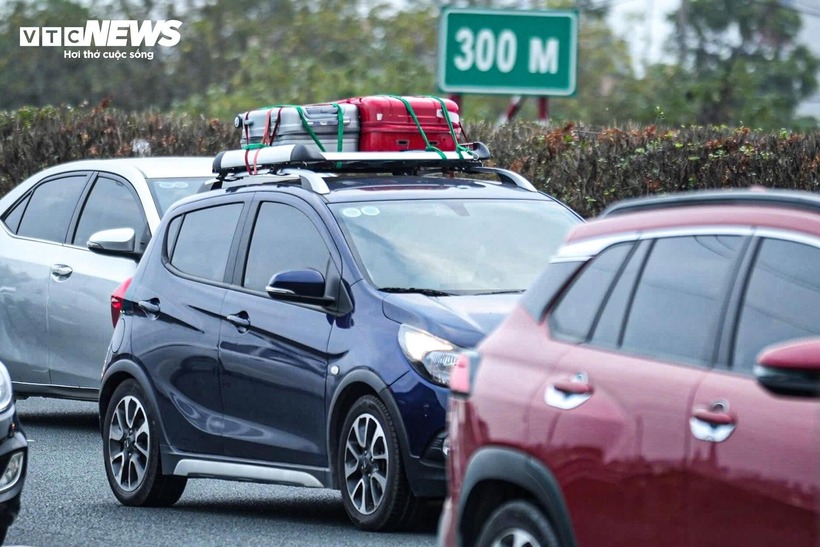 Người dân lỉnh kỉnh đồ đạc trở lại Thủ đô sau kỳ nghỉ Tết cùng gia đình.