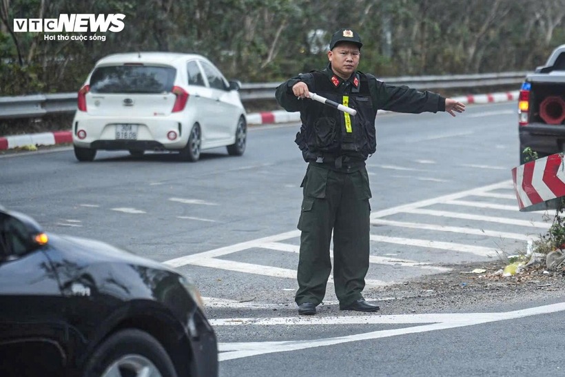 Lực lượng chức năng có mặt từ sớm, tổ chức phân luồng phương tiện chiều mùng 4 Tết.