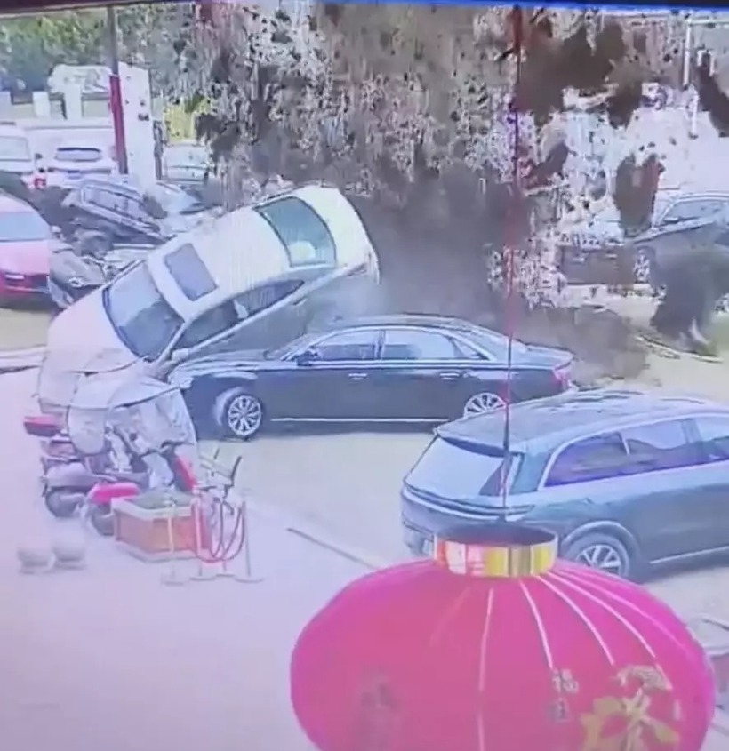 Nghịch pháo gây ra vụ nổ kinh hoàng, cậu bé làm hỏng hàng loạt xe sang, gia đình phải bán nhà để đền - 2