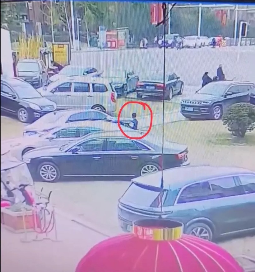 Nghịch pháo gây ra vụ nổ kinh hoàng, cậu bé làm hỏng hàng loạt xe sang, gia đình phải bán nhà để đền - 1