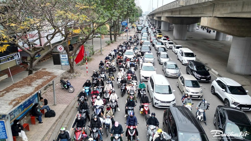 Tại cửa ngõ Thủ đô, xe máy, ô tô nối đuôi nhau vào thành phố