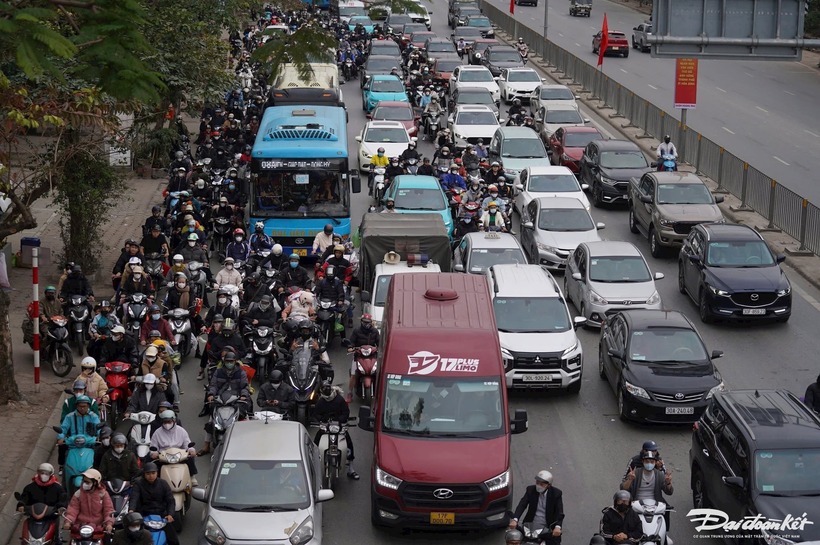 Phương tiện chen kín đường...