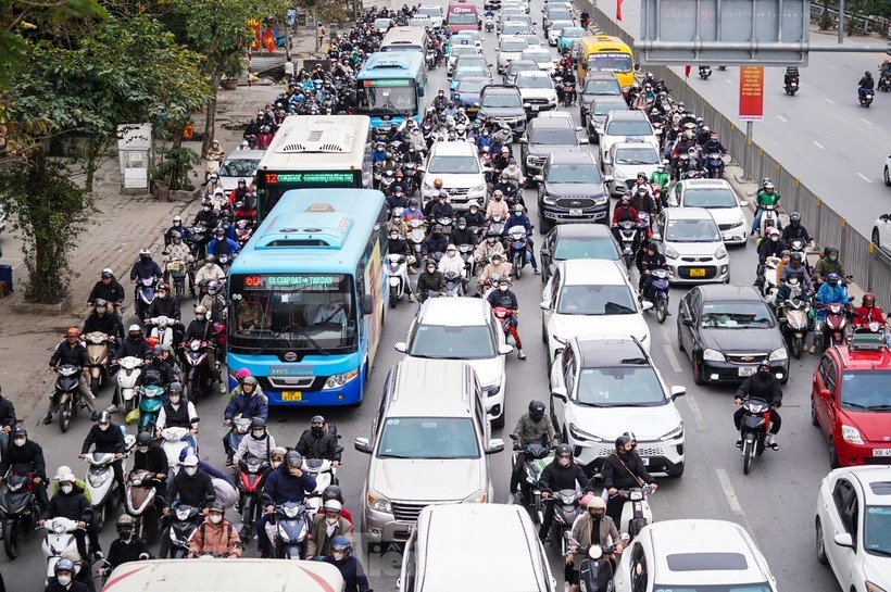 Theo kế hoạch, ngày mai 3/2, người lao động trên cả nước sẽ quay trở lại làm việc sau kỳ nghỉ Tết Nguyên đán Ất Tỵ. Vì vậy, trong ngày nghỉ Tết cuối cùng, người dân ở các tỉnh, thành phố đều hối hả trở lại Hà Nội, chuẩn bị cho những ngày làm việc đầu tiên của năm mới.