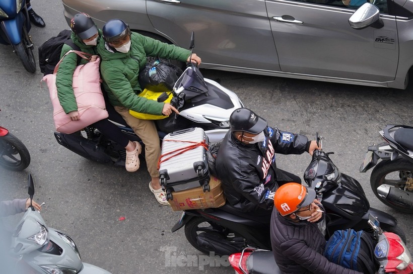 "Biển người" lỉnh kỉnh đồ đạc, mang cả bao tải quà quê trở về Thủ đô sau kỳ nghỉ Tết - 8