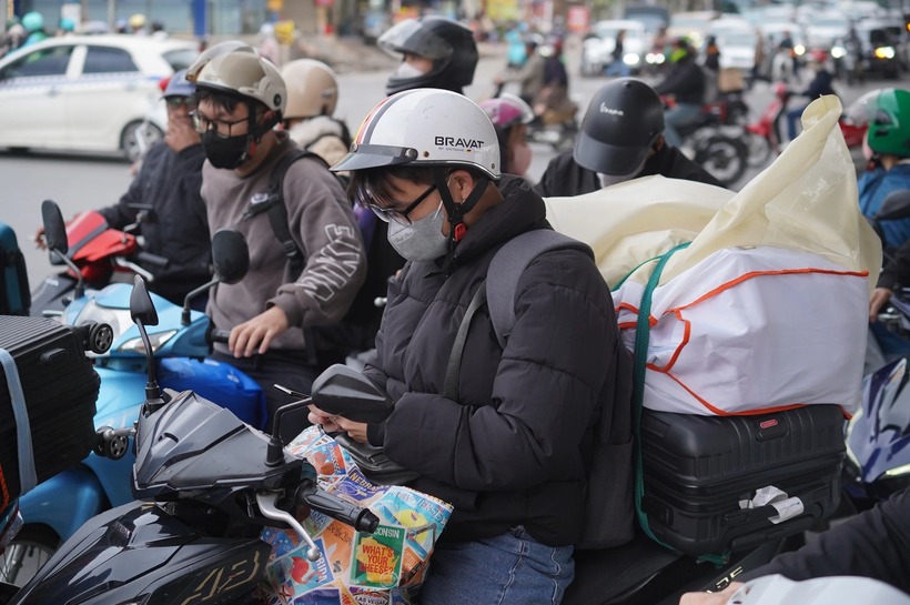 Sau kỳ nghỉ Tết dài ngày, nhiều người di chuyển bằng xe máy trở lại Hà Nội, mang theo đủ thứ quà quê.