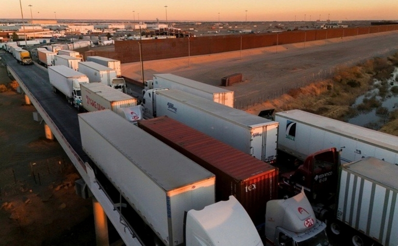 Một loạt xe tải xếp hàng trên tuyến đường sang Mỹ từ Ciudad Juarez (Mexico) vào ngày 31/1. Ảnh: Reuters