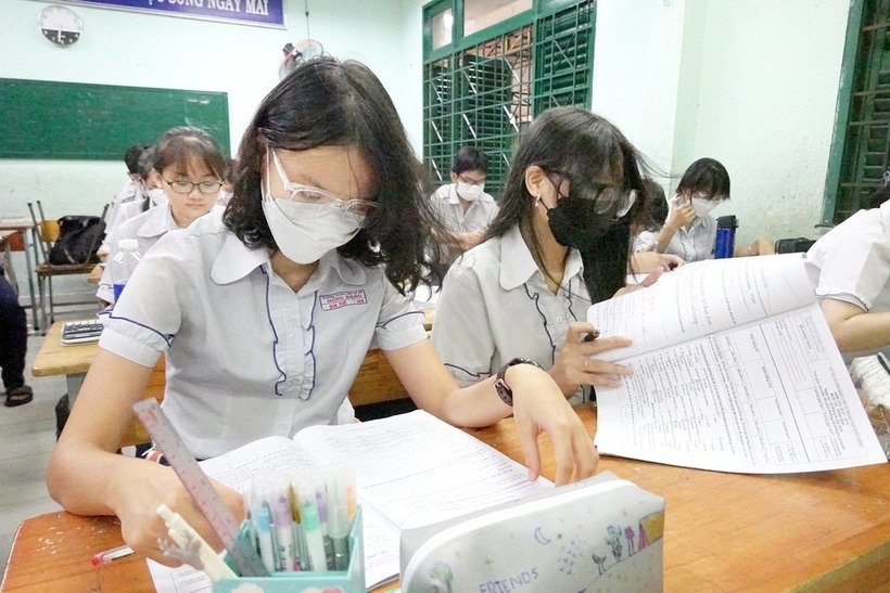Giữa những ngày Tết rộn ràng, khi mọi người quây quần bên gia đình, vui chơi thỏa thích, hàng nghìn học sinh cuối cấp đang "đánh đổi" kỳ nghỉ để lao vào ôn luyện. Ảnh minh họa