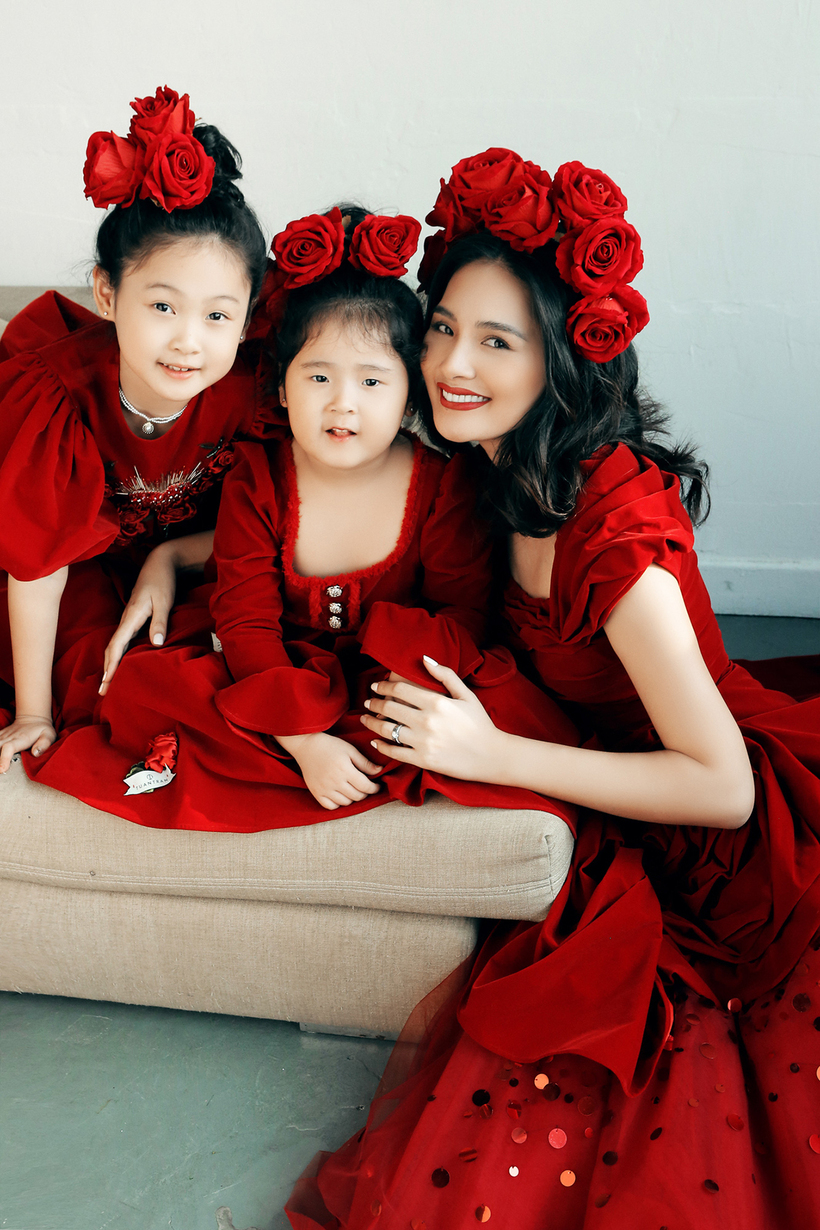 Sau khi kết hôn, Hương Giang lùi về hậu phương, dành thời gian chăm sóc chồng và hai con gái, ít xuất hiện trong các sự kiện của showbiz. Việc Hoa hậu Hương Giang ít tham gia các hoạt động nghệ thuật để chăm sóc gia đình khiến không ít khán giả tiếc nuối. Tuy nhiên, người đẹp tiết lộ với báo chí, chị cảm thấy hạnh phúc và bình yên với con đường mà mình đã chọn.