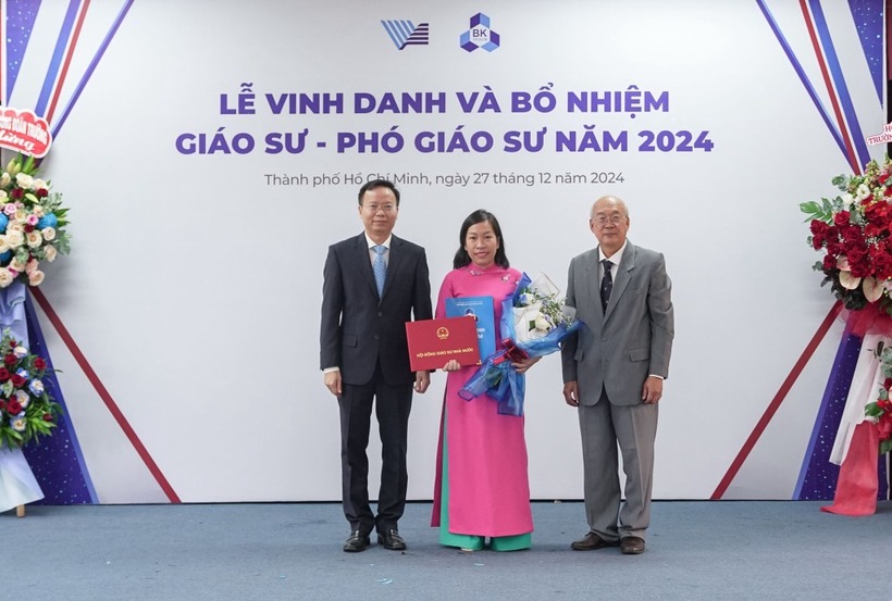 PGS. TS. Phan Hồng Phương nhận quyết định bổ nhiệm chức danh Phó Giáo sư. Ảnh: Trường Đại học Bách Khoa- Đại học Quốc gia TP.HCM