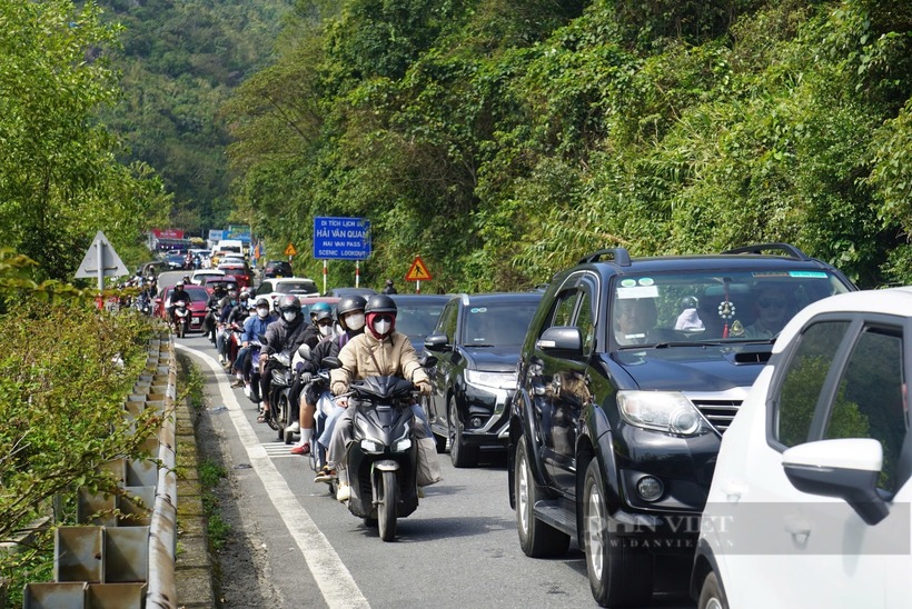 Ô tô, xe máy nối đuôi nhau hơn 1km, nhích từng chút để di chuyển qua đỉnh đèo Hải Vân.