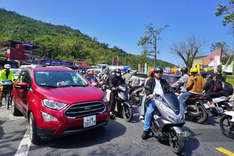 Người dân lỉnh khỉnh đồ đạc vượt đèo Hải Vân trong ngày mùng 5 Tết.