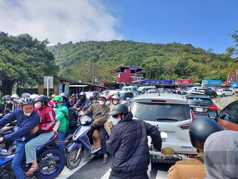 Đèo Hải Vân dài 20km, là ranh giới giữa TP Thừa Thiên Huế và TP Đà Nẵng, cắt ngang qua dãy núi Bạch Mã. Đèo có chiều cao khoảng 500m so với mực nước biển. Để đi lại giữa hai địa phương, ngoài cách vượt đèo quanh co, người dân có thể chọn cách trung chuyển qua hầm Hải Vân.