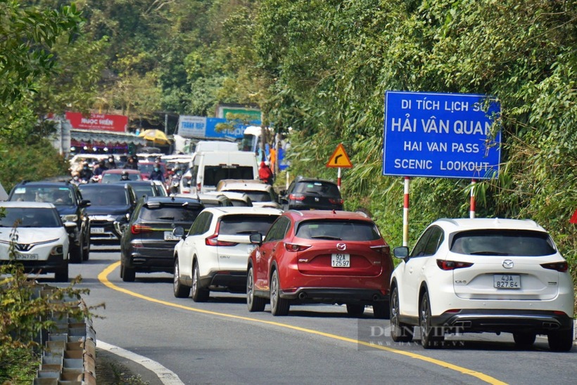 Ô tô, xe máy "chen" nhau vượt đèo Hải Vân trong ngày nghỉ lễ cuối cùng của Tết Ất Tỵ 2025 - 2