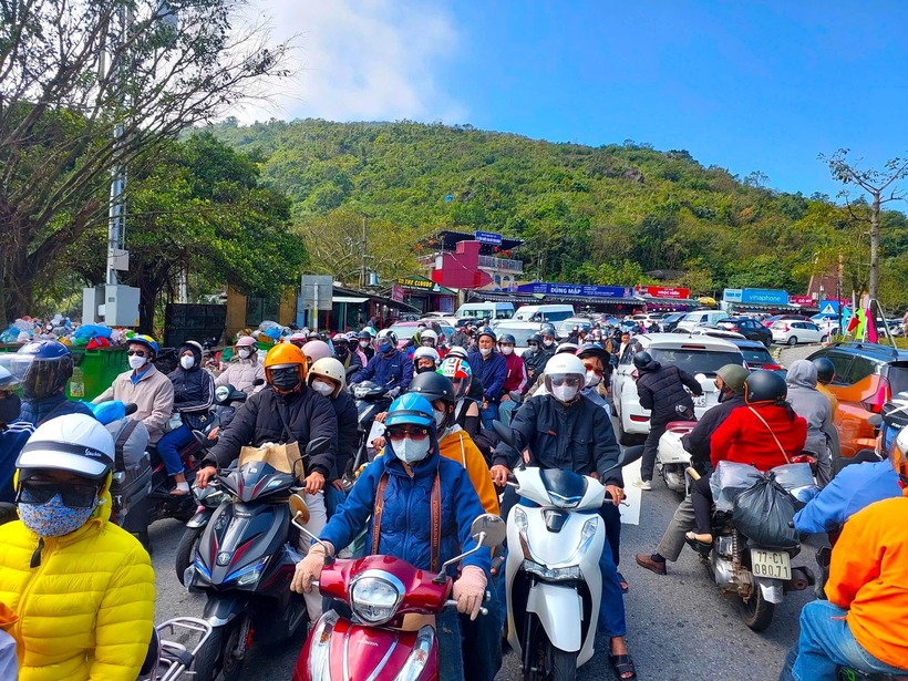Xe máy và ô tô vượt đèo Hải Vân để vào TP Đà Nẵng sau kỳ nghỉ Tết Nguyên đán.