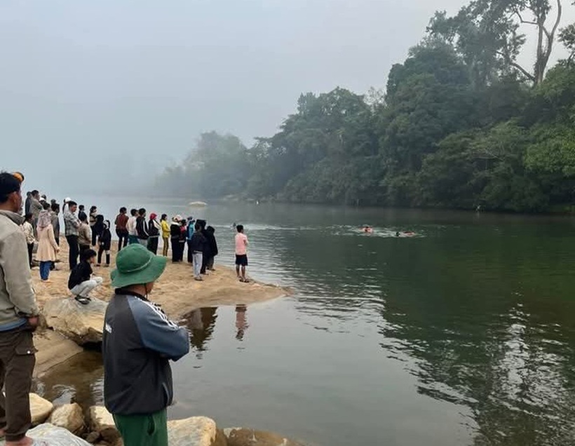 Hàng chục người dân cùng lực lượng chức năng tìm kiếm người đàn ông đuối nước tử vong khi ra sông "tìm mồi nhậu" Tết. Ảnh: Báo Giao thông