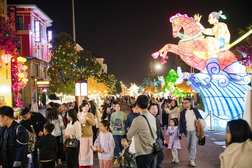 Choáng ngợp sức hút của “Vũ trụ Vin”: 6 ngày đón hơn 11 triệu lượt khách - 1