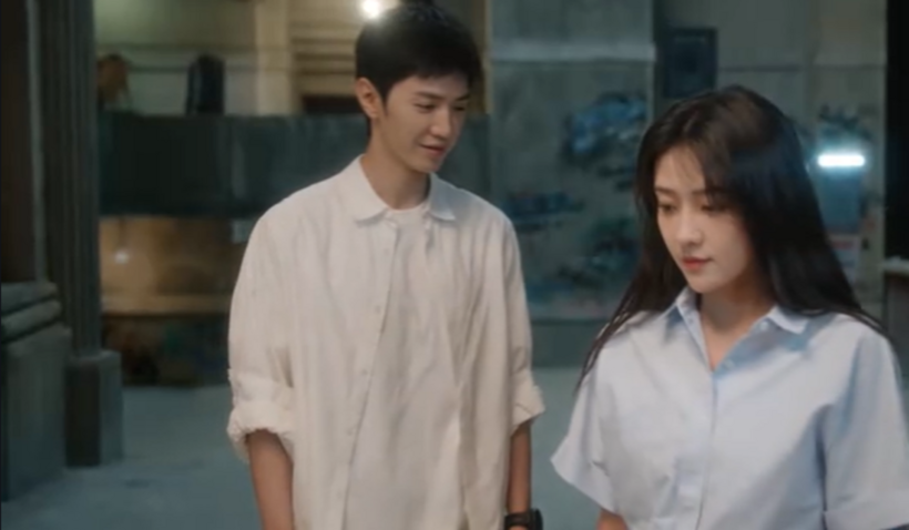 Lý Toản bật cười khi thấy Tống Nhiễm ngại ngùng gọi cả họ và tên của mình, thay vì chỉ gọi tên như trước.