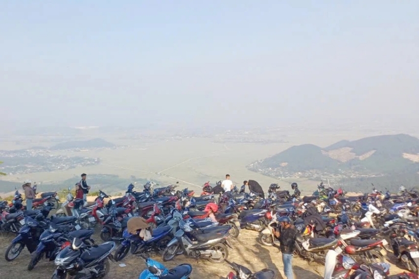 Khu vực các du khách để xe máy lên chùa Đại Tuệ. Ảnh: Pháp Luật TP.HCM