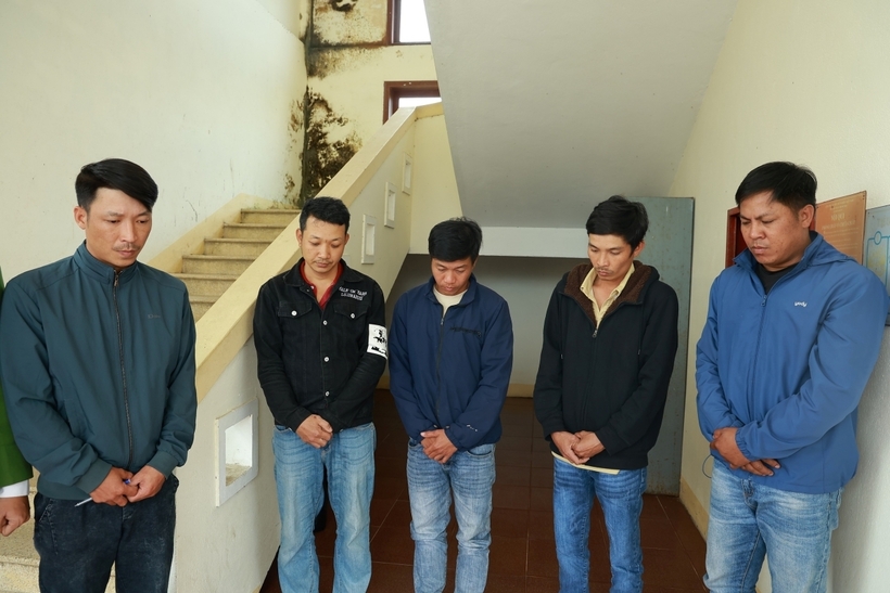 Năm trong số 6 đối tượng bị tạm giữ. Ảnh: Thanh Niên