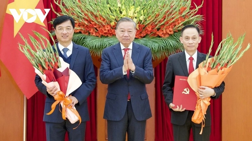 Tổng Bí thư Tô Lâm tặng hoa chúc mừng ông Nguyễn Duy Ngọc đã hoàn thành xuất sắc cương vị Chánh Văn phòng Trung ương Đảng; trao các quyết định về chức năng, nhiệm vụ, tổ chức bộ máy của Văn phòng Trung ương Đảng và chúc mừng ông Lê Hoài Trung (bên phải).