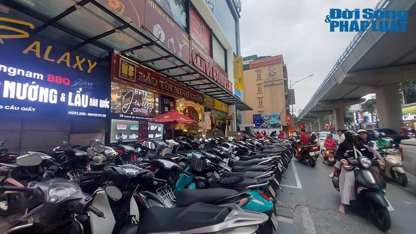 Khoàng 16h chiều ngày 3/2, nhân viên cửa hàng Bảo Tín Minh Châu cho biết cửa hàng đã "hết vàng nhẫn".