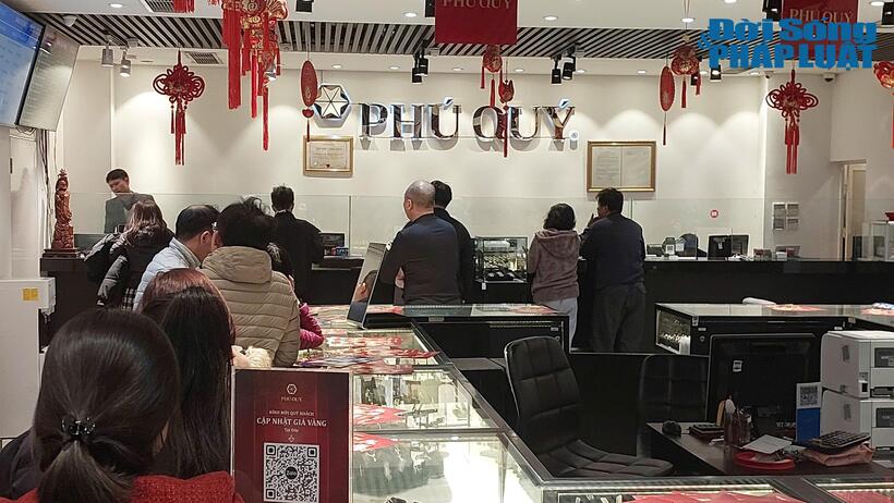 Người dân xếp hàng chờ mua vàng tại cửa hàng Phú Quý cơ sở Cầu Giấy (Hà Nội).