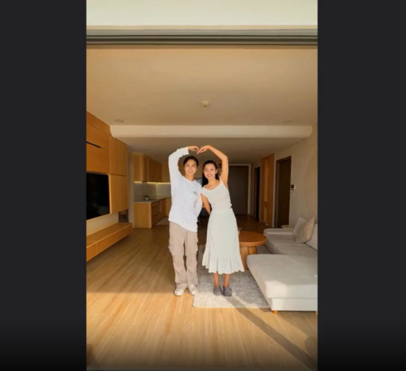 Theo chia sẻ của vợ chồng Chúng Huyền Thanh, chi phí thiết kế, thi công và nội thất của căn hộ khoảng hơn 600 triệu đồng. Phần tốn kém nhất là hạng mục gỗ vì toàn bộ hệ tủ giường của căn hộ đều là gỗ sồi tự nhiên nhập khẩu, có chất lượng tốt, độ bền cao theo thời gian.