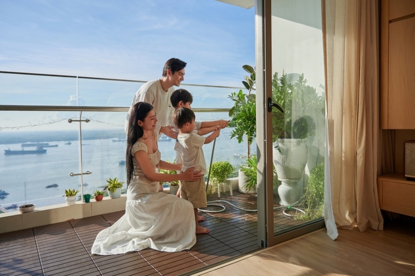 Jay Quân cũng tiết lộ, khó khăn khi làm nhà là thời gian thi công có hạn nên anh phải tự đứng ra liên hệ, giám sát công trình. Vì thế, anh cảm thấy khá mệt nhưng bù lại, anh được học hỏi rất nhiều kinh nghiệm xây nhà, tiết kiệm được khá nhiều thời gian, chi phí so với việc giao toàn bộ cho đội ngũ thiết kế và thi công.