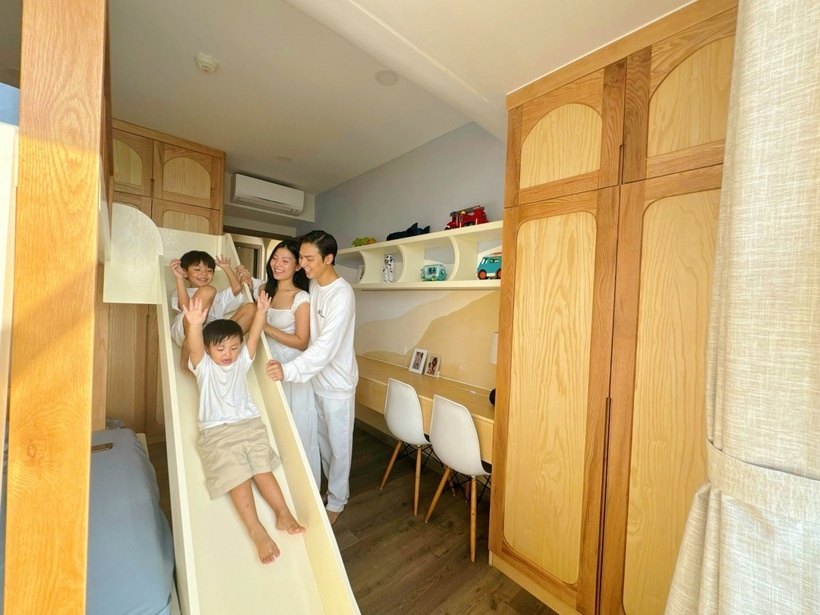 Trong khi đó, phòng ngủ của 2 bé nhà Chúng Huyền Thanh – Jay Quân được thiết kế giường tầng, có cầu trượt lớn, hệ bàn học dài và các tủ kệ kịch trần để tối ưu diện tích lưu trữ. Đây không chỉ là nơi nghỉ ngơi mà còn giúp các bé vui chơi, thư giãn đầy sảng khoái ngay tại nhà.