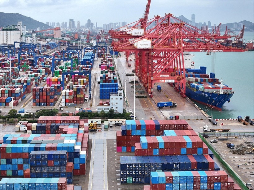Hàng hóa xếp tại cảng ở tỉnh Giang Tô, Trung Quốc. Ảnh: Reuters