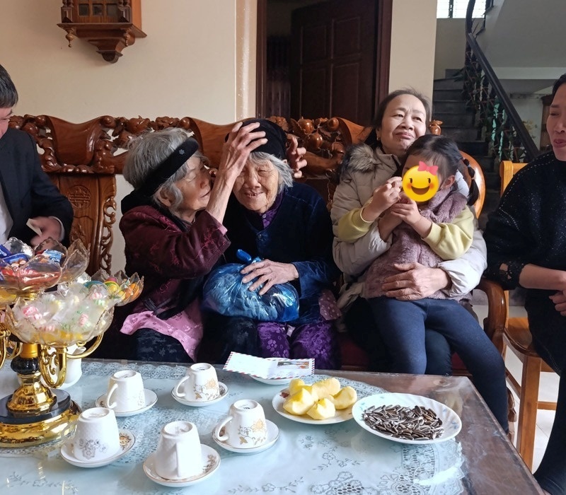 Hai cụ bà choàng vai, chuyện trò tình cảm như lúc còn nhỏ. Ảnh: Vietnamnet.