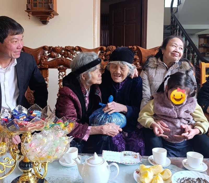 Cụ Khuyên ngồi mãi không muốn về, nhưng sợ đến tối ngủ lại không quen nhà. Ảnh: Vietnamnet.