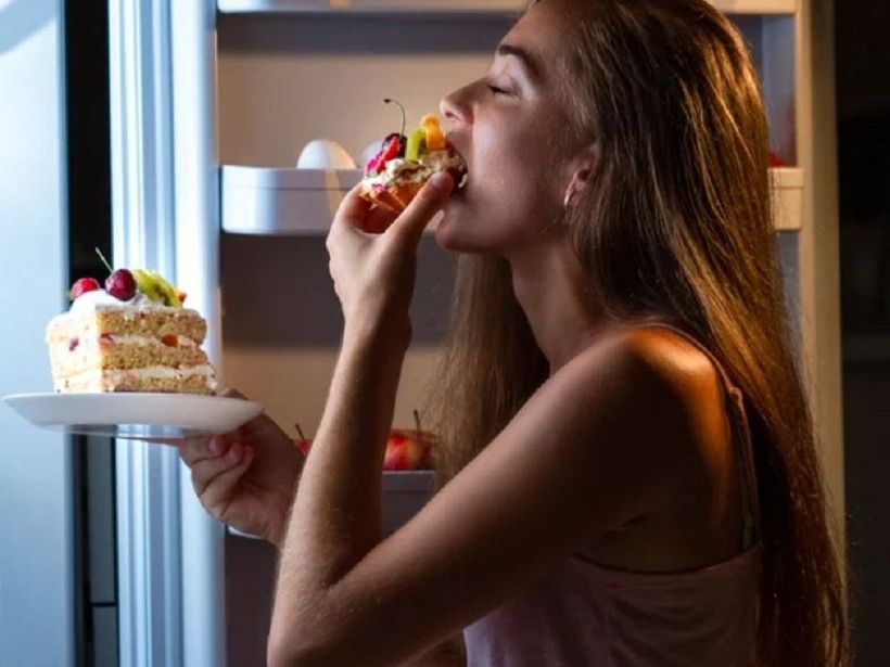 Ăn đêm có làm tăng nguy cơ đột quỵ hay không còn phụ thuộc vào việc bạn ăn gì và hàm lượng bao nhiêu hơn là thời điểm ăn. Ảnh minh họa.
