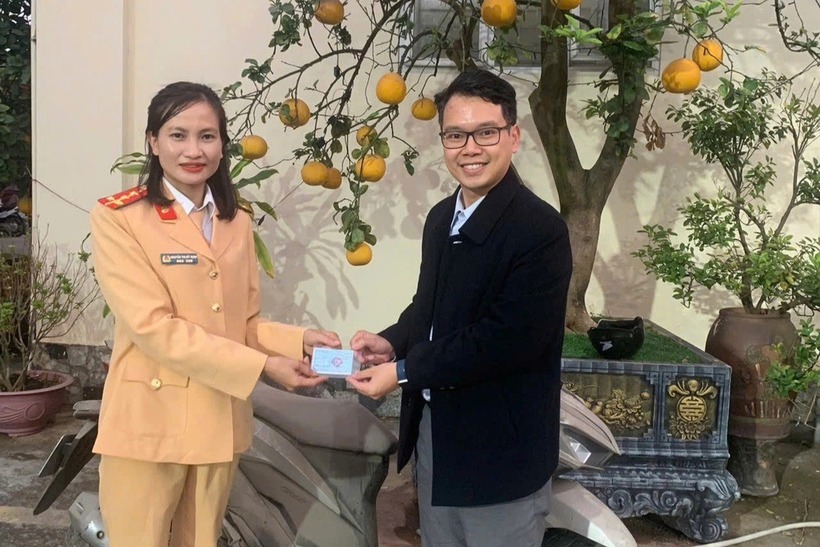 Anh Nguyễn Minh Anh vui mừng khi nhận lại chiếc xe máy bị mất trộm sau 4 năm. Ảnh: Dân trí