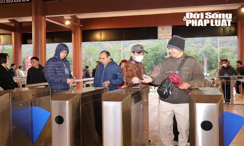 Người dân và du khách đi cáp treo lên động Hương Tích không cần phải xếp hàng, giá vé cáp treo khứ hồi là 220.000 đồng/người.