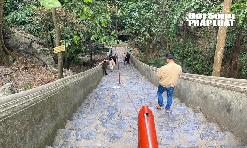 Lượng du khách, người dân tới lễ chùa, cầu an chỉ đông vào buổi sáng sớm, còn lại khá thưa thớt.
