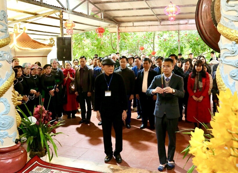Đại biểu và Nhân dân dâng hương tại đền Làng Lúc.