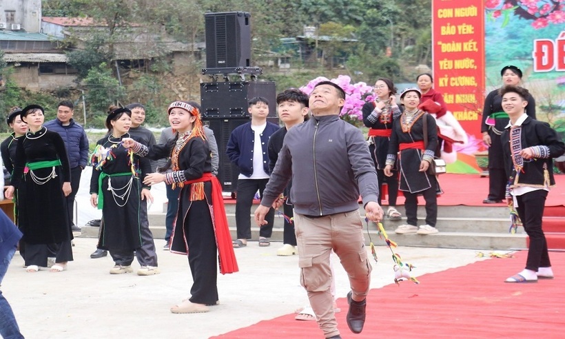 Người dân và du khách tham gia trò chơi ném còn trong phần hội.